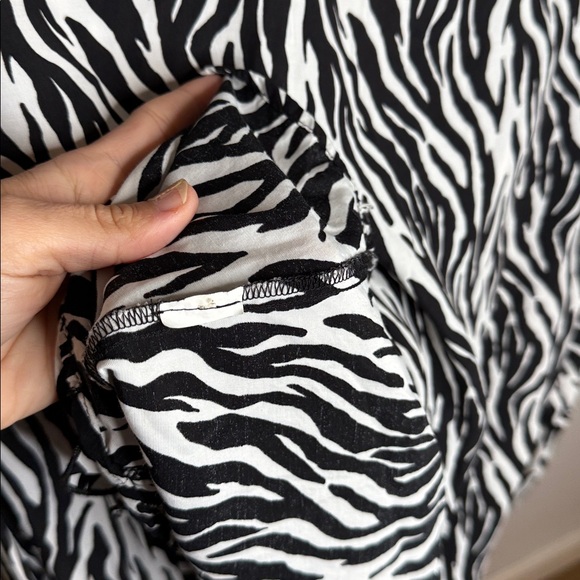 Zara ruffle zebra blouse size large black white top - Picture 6 of 6